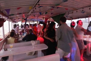 Cartagena: Wycieczka łodzią białą nocą z kolacją i otwartym barem