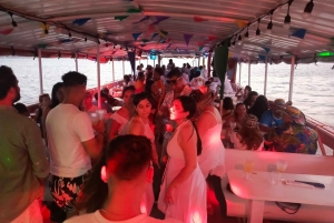 Cartagena: Wycieczka łodzią białą nocą z kolacją i otwartym barem