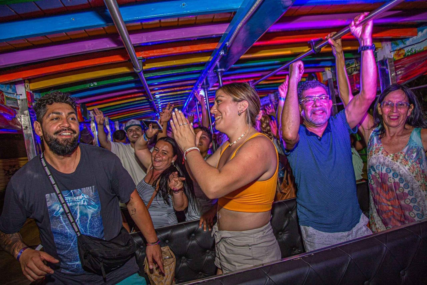 Passeio em Chiva Rumbera com Música, Festa e Diversão em Cartagena
