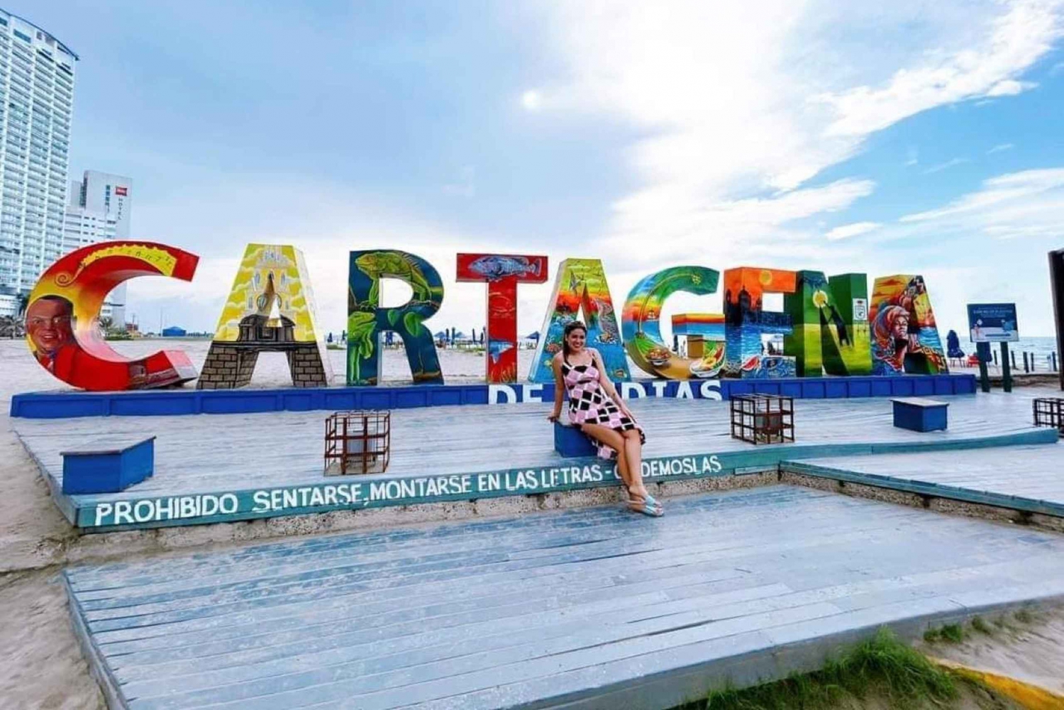 Cartegena: City Tour En Chiva Panoramico Con Guia Bilingüe