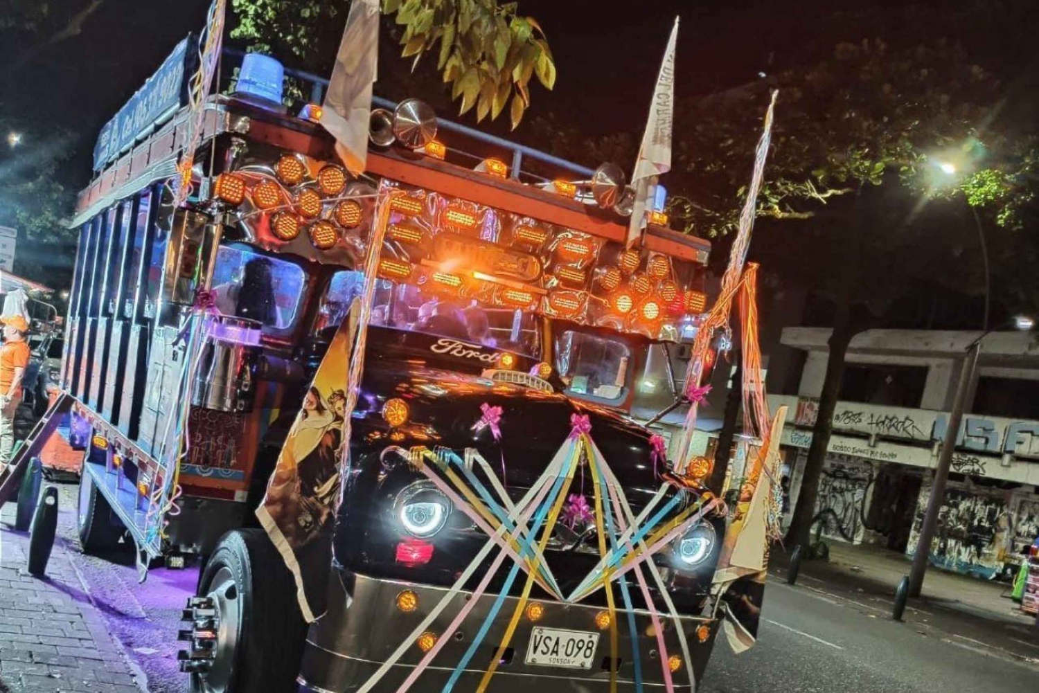 Medellín: Chiva Rumbera med guide, Mirador Las Palmas, Provenza og Calle 33