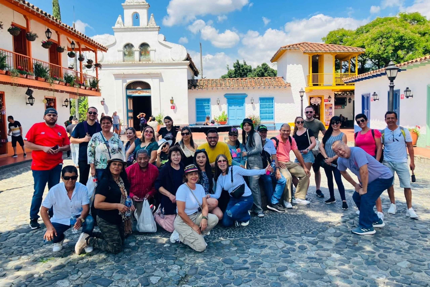 Tour della città di Medellin con una Chiva o un furgone tematico
