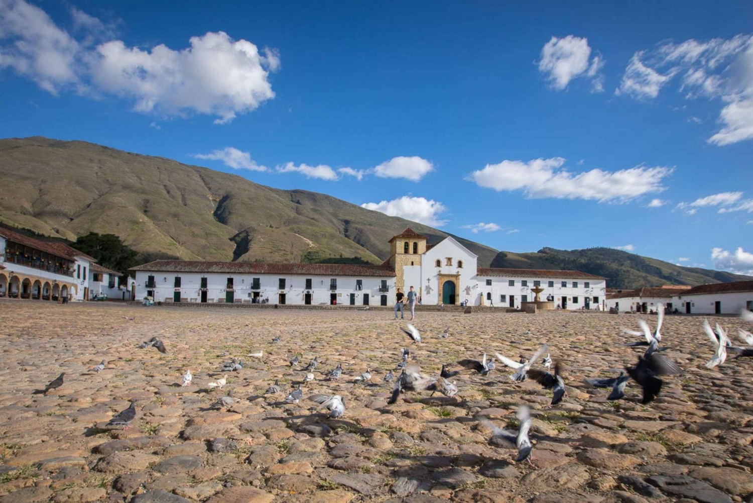 Von Bogota: Tour nach Villa de Leyva, Ráquira, Casa Terracota und Pozos Azules