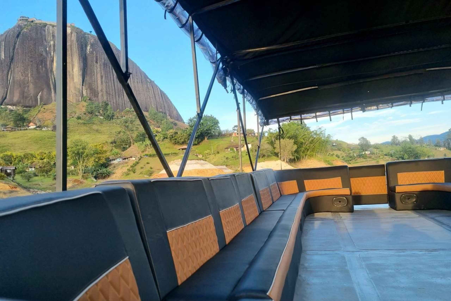 Guatapé: cruzeiro de barco com festa privada e música