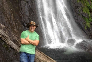 Jardín: Hesteridning med kaffevilla og foss