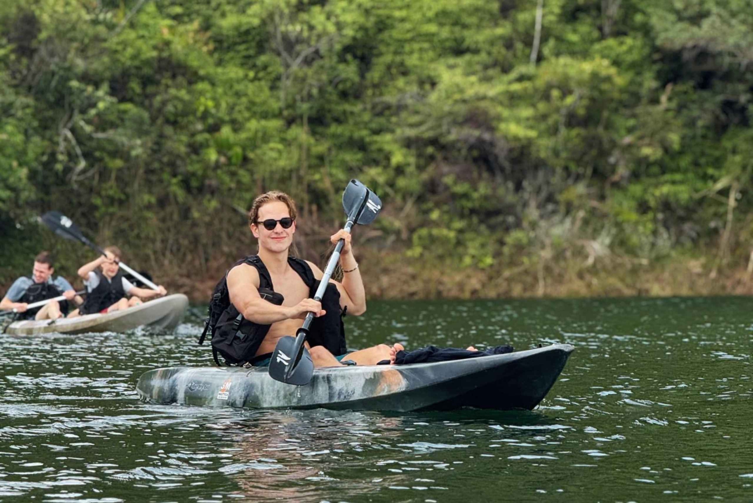 KAYAKTUR PÅ GUATAPE-SØEN