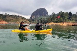 KAYAKTUR PÅ GUATAPE-SØEN