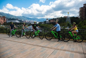 Medellin: Bike City Tour with Local Food and Drink Tastings