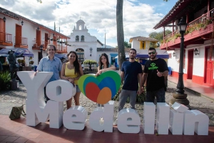 Medellin: Bike City Tour with Local Food and Drink Tastings