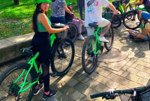 Medellin: Bike City Tour with Local Food and Drink Tastings