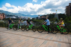 Medellin: Bike City Tour with Local Food and Drink Tastings