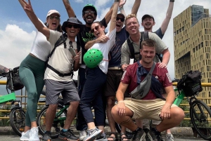 Medellin: Bike City Tour with Local Food and Drink Tastings