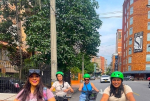 Medellin: Bike City Tour with Local Food and Drink Tastings