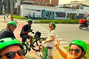 Medellin: Bike City Tour with Local Food and Drink Tastings
