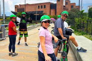 Medellin: Bike City Tour with Local Food and Drink Tastings
