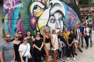 Medellín: Comuna 13 District Tour with Cable Car Ride