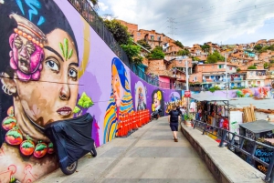 Medellin: Comuna 13 History & Graffiti Tour with Cable Car