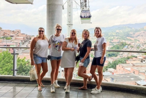 Medellin: Comuna 13 History & Graffiti Tour with Cable Car