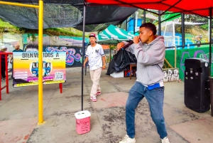 Medellin: Comuna 13 History & Graffiti Tour with Cable Car