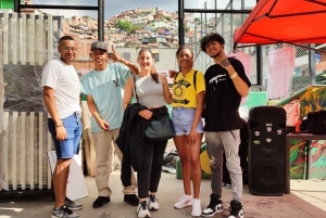 Medellin: Comuna 13 History & Graffiti Tour with Cable Car