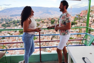 Medellin: Comuna 13 History & Graffiti Tour with Cable Car