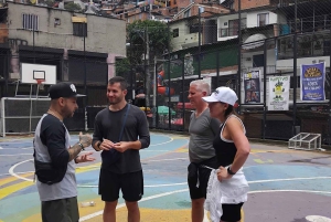 Medellín: Rundtur i Comuna 13, historie, lokal guide og svævebane
