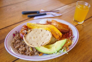 Medellin: Guatapé Tour, Lunch, Cruise, & Piedra del Peñol