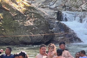 Medellín: River Tubing og BBQ-dagsudflugt med afhentning på hotel