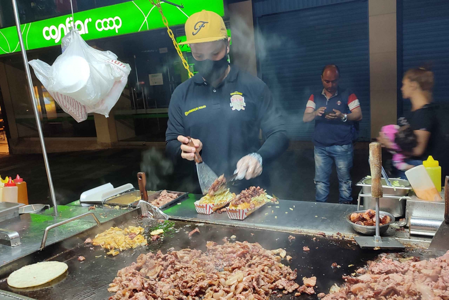 Medellin: Gademad og Poblado Rooftop-tur med en lokal