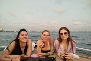 Картахена: VIP-тур по заливу на закате с открытым баром и клубом