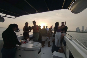 Картахена: VIP-тур по заливу на закате с открытым баром и клубом