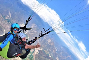 Gleitschirmfliegen über dem Grand Canyon von Chicamocha, San Gil