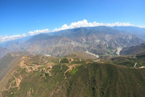 Gleitschirmfliegen über dem Grand Canyon von Chicamocha, San Gil