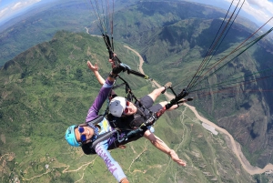 Gleitschirmfliegen über dem Grand Canyon von Chicamocha, San Gil