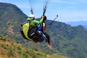 Gleitschirmfliegen über dem Grand Canyon von Chicamocha, San Gil