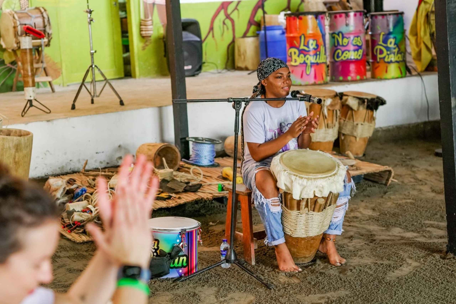Percussie- en dansles in La Boquilla