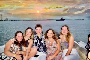 Картахена: VIP-тур по заливу на закате с открытым баром и клубом