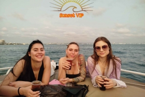 Картахена: VIP-тур по заливу на закате с открытым баром и клубом