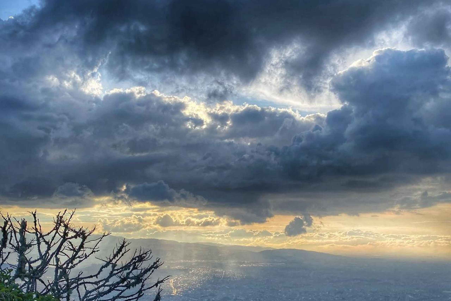 BEZOEK EN RONDLEIDING IN MONSERRATE MET GASTRONOMISCHE GERECHTEN IN DE KATHEDRAAL ....
