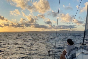 Barcellona: Tour in barca a vela con un bicchiere di Cava
