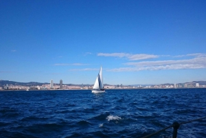 Barcellona: Tour in barca a vela con un bicchiere di Cava