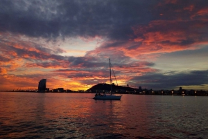 Barcellona: Tour in barca a vela con un bicchiere di Cava