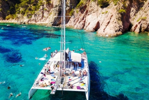 Lloret de Mar: catamarancruise met barbecue en drankjes