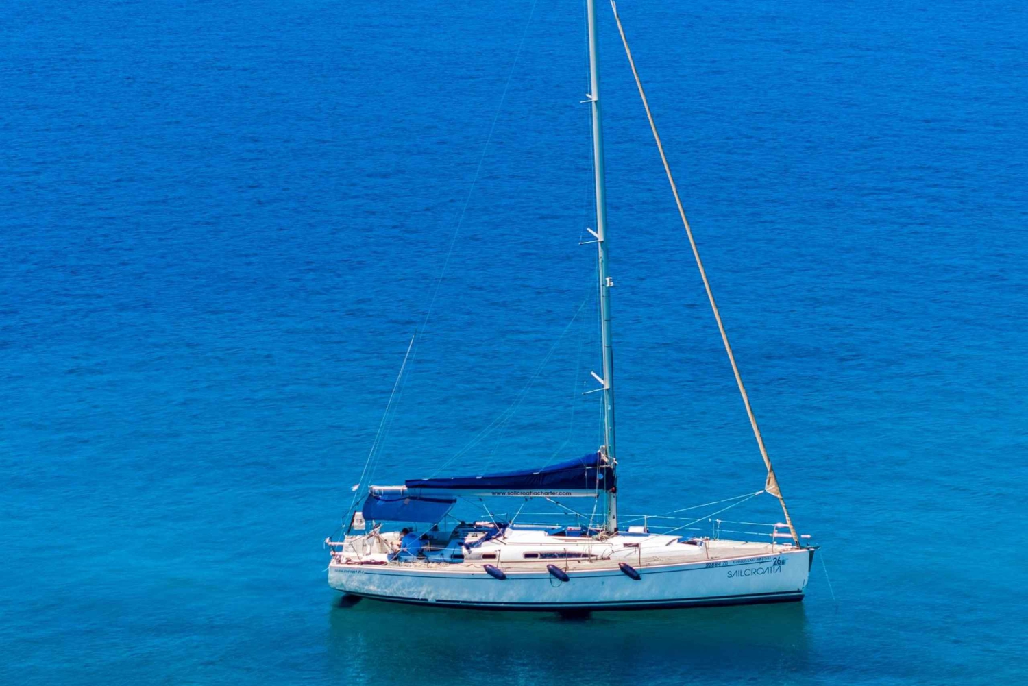 Элегантный дневной тур на парусной лодке с обедом и напитками