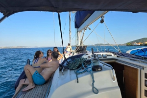 Elegant dagsejlads med frokost og drikkevarer inkluderet