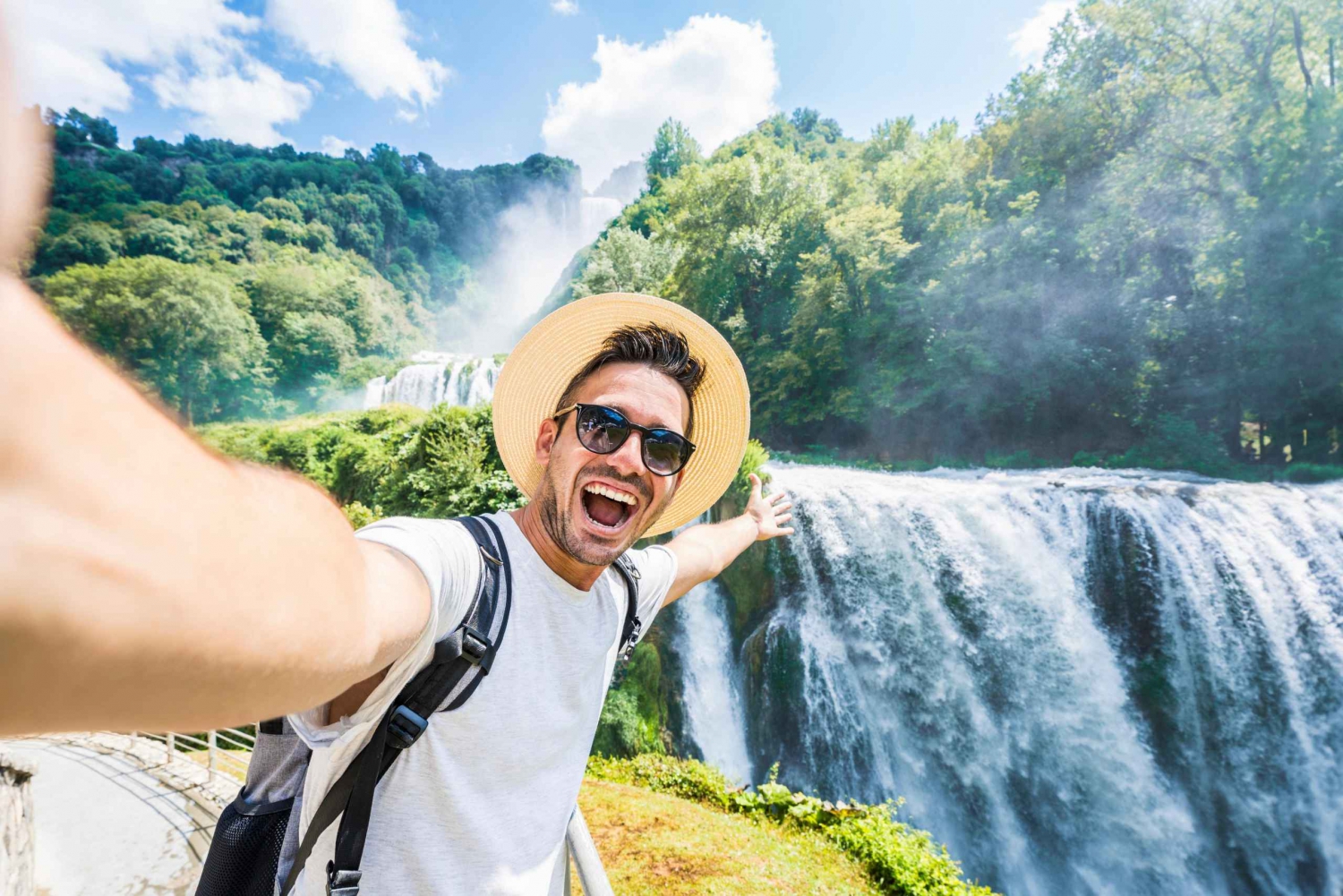 マカルスカ発：クルカ滝とシベニクの日帰り旅行