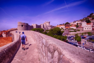 Visite à pied des remparts de la ville en groupe avec le pass Dubrovnik inclus