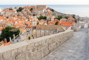 Visite à pied des remparts de la ville en groupe avec le pass Dubrovnik inclus