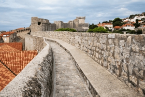 Visite à pied des remparts de la ville en groupe avec le pass Dubrovnik inclus