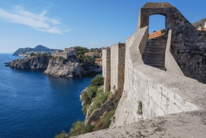 Visite à pied des remparts de la ville en groupe avec le pass Dubrovnik inclus